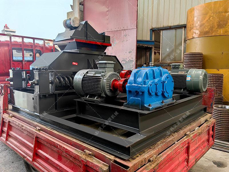 中型直連式對輥制砂機設(shè)備發(fā)貨圖片