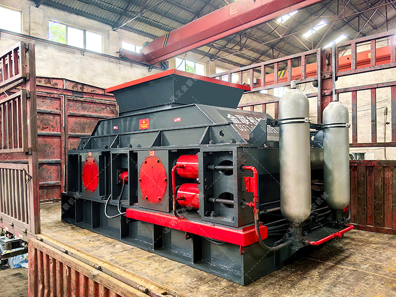 1200x800液壓直聯(lián)對(duì)輥破碎機(jī)發(fā)往河南