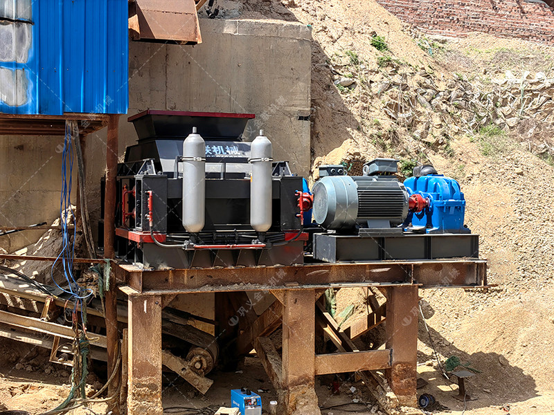 四川綿陽鵝卵石生產(chǎn)線現(xiàn)場-1210連軸對輥破碎機