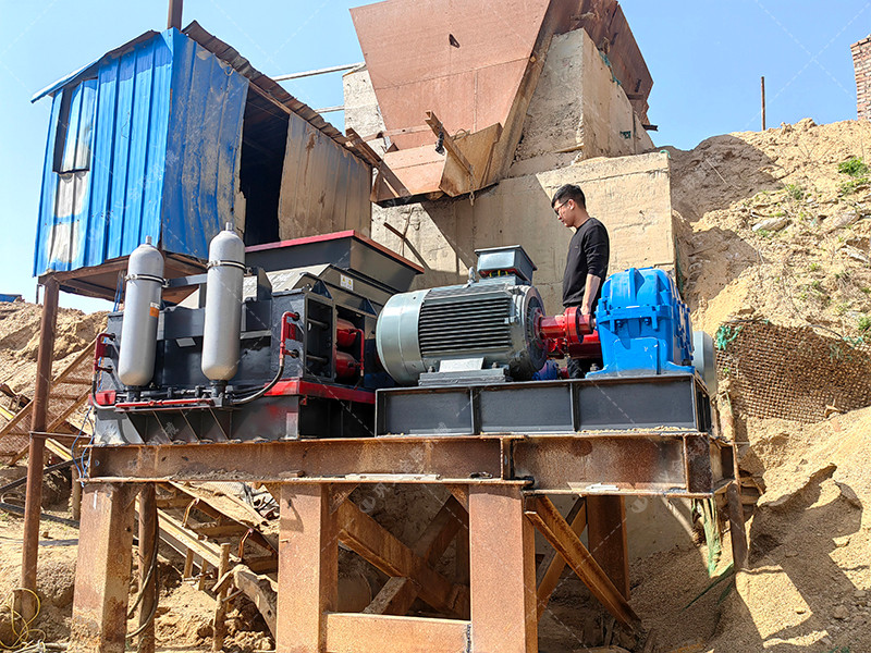 四川綿陽鵝卵石生產(chǎn)線現(xiàn)場-1210連軸對輥破碎機